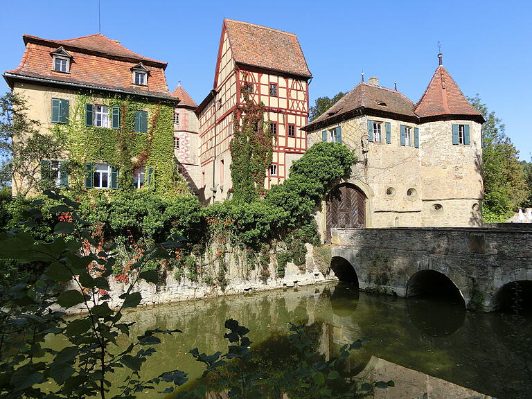 Das prachtvolle Wasserschloss von Unsleben - hier von Süden - ist eines der Wahrzeichen der Gemeinde. Das prachtvolle Wasserschloss von Unsleben - hier von Süden - ist eines der Wahrzeichen der Gemeinde.