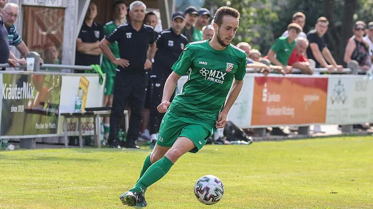 Adrian Dußler führt den Ball, Trainer Claudiu Bozesan (hinten)&nbsp; beobachtet die Aktion seines Mittelfeldspielers. Der Abtswinder erzielte zum Start in die neue Bayernliga-Saison mit einem Freistoß das Tor des Tages gegen den Aufsteiger SV Vatan Spor.