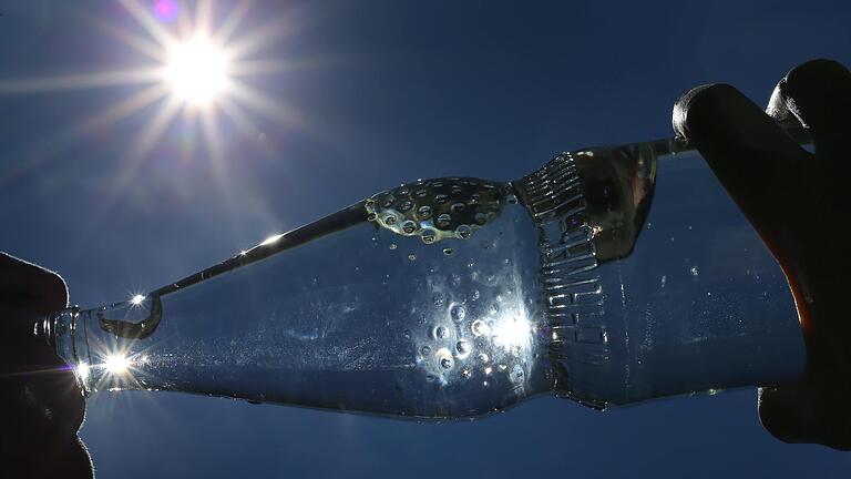 Immer mehr Hitzetage und Tropennächte in Unterfranken, in denen die Temperaturen nicht unter 20 Grad abkühlen, gefährden die Gesundheit vor allem von älteren Menschen und Babys.