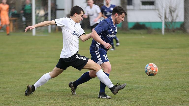 Zu ballsicher: Stadtlauringens Sebastian Heusinger (links) kann den Ebelsbacher Spielertrainer Luka Hornung nicht stoppen. Am Ende musste die SG Stadtlauringen/Ballingshausen ein 1:5 hinnehmen.