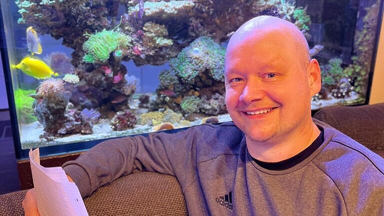 Büttenredner Thomas Kleedörfer geht nochmal seinen Text durch, bevor es nun los geht. Nicht mal seine Freundin weiß, über was er Witze macht. Büttenredner Thomas Kleedörfer geht nochmal seinen Text durch, bevor es nun los geht. Nicht mal seine Freundin weiß, über was er Witze macht. 