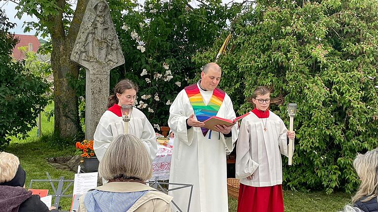 Beim Wortgottesdienst am Vorabend des Christi-Himmelfahrtstags am Marienbildstock in Püssensheim mit Pastoralreferent Florian Meier.