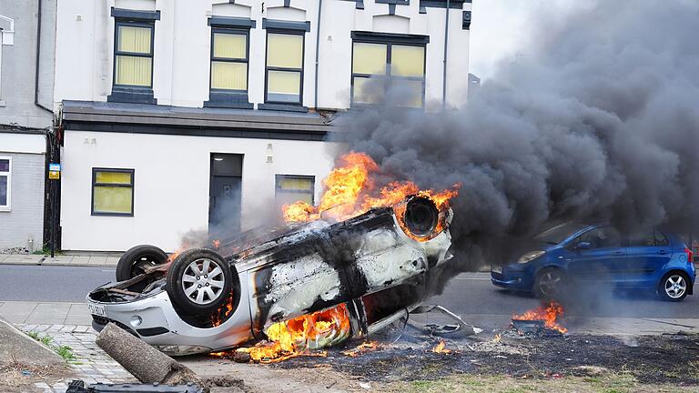 Nach Bluttat in Southport - Middlesbrough       -  In Middlesbrough wurde ein Auto angezündet.