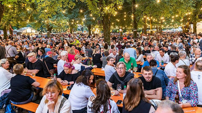 Wer beim Volkacher Weinfest einen reservierten Sitzplatz haben will, muss sich an klare Regeln halten.