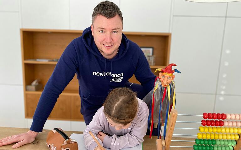 Jochen Wander mit seiner Tochter Emma beim Hausaufgaben machen. Trotz Ehrenamt, läuft der Alltag mit Beruf, Haushalt und Kindererziehung weiter. Jochen Wander mit seiner Tochter Emma beim Hausaufgaben machen. Trotz Ehrenamt, läuft der Alltag mit Beruf, Haushalt und Kindererziehung weiter.
