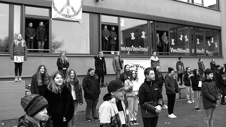 Viele Schülerinnen und Schüler wollten beim Weihnachtsvideo Flagge zeigen.