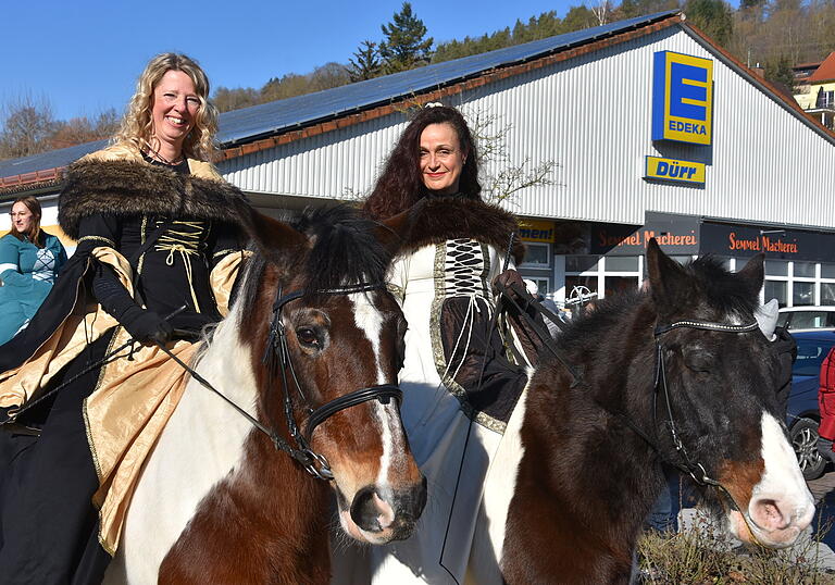 Führten den großen Festumzug an, die Röttingerin Harder Susanne und die Bieberehrenerin Sonja Baier.