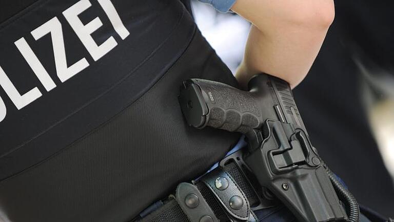 Ein Zeitungsreporter lässt sich für eine Reportage-Serie die Dienstwaffen zeigen. Dabei löst sich ein Schuss, das Projektil durchschlägt den Oberschenkel des Mannes. Foto: Arne Dedert/Archiv/Symbolbild - Nur im äußersten Notfall einzusetzen: Polizisten sind bei ihren Einsätzen mit einer Pistole ausgestattet. Ein Zeitungsreporter lässt sich für eine Reportage-Serie die Dienstwaffen zeigen. Dabei löst sich ein Schuss, das Projektil durchschlägt den Oberschenkel des Mannes. Foto: Arne Dedert/Archiv/Symbolbild - Nur im äußersten Notfall einzusetzen: Polizisten sind bei ihren Einsätzen mit einer Pistole ausgestattet.