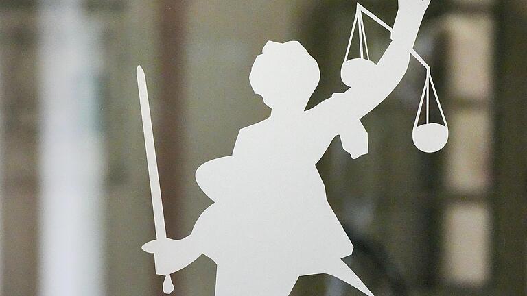 Justitia tut sich schwer mit dem größten Wirtschaftsprozess in Thüringen - mit unterfränkischer Beteiligung. Nach zehn Jahren ist jetzt das Urteil gegen den Haupttäter rechtskräftig. Ein Steuerberater aus der Rhön sitzt noch auf der Anklagebank (Symbolbild). Justitia tut sich schwer mit dem größten Wirtschaftsprozess in Thüringen - mit unterfränkischer Beteiligung. Nach zehn Jahren ist jetzt das Urteil gegen den Haupttäter rechtskräftig. Ein Steuerberater aus der Rhön sitzt noch auf der Anklagebank (Symbolbild).