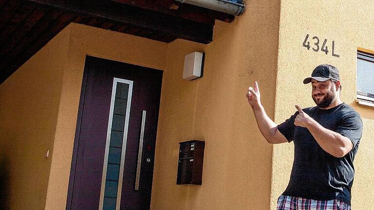 Begeistert vom neuen Haus: Carl Basile vor seinem neuen Domizil in Yorktown.