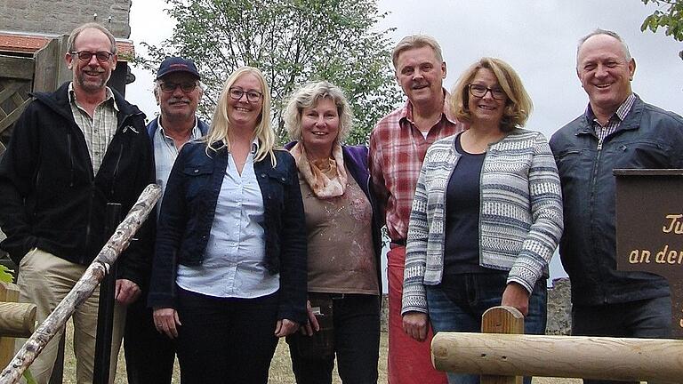 Die Lichtenburggemeinde freut sich darüber, dass der Bergfried nun wieder für Besucher offen steht: (von links) 2. Fürsteher Harald Nix, Gerätewart Wendelin Memmel, Schatzmeisterin Nicole Eckert, die Burgvogte Beate und Willy Leiber, 1. Fürsteherin Doris Wienröder und Ostheims Bürgermeister Ulrich Waldsachs.