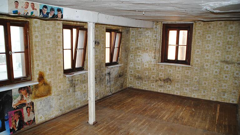 Vorher: Die frühere 'Belle Etage' im Obergeschoß. Links ein maroder Unterzug, der wohl nach dem Ersten Weltkrieg eingebracht wurde.