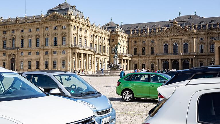 400 Parkplätze gibt es derzeit auf dem Platz vor Residenz. Der Künstler und Filmemacher Michael Ehlers fragt sich, ob dies noch zeitgemäß ist. 400 Parkplätze gibt es derzeit auf dem Platz vor Residenz. Der Künstler und Filmemacher Michael Ehlers fragt sich, ob dies noch zeitgemäß ist. 