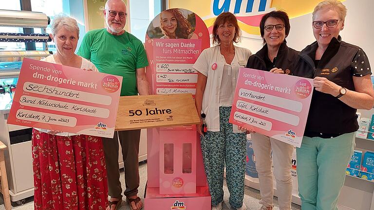 Spendenübergabe anlässlich des 50. Geburtstags von dm in Karlstadt (von links): Monika und Erwin Scheiner (Bund Naturschutz Karlstadt), Silke Zürrlein (Filialleiterin), Alida Mungenast und Ilse Krämer (Tafel Karlstadt).