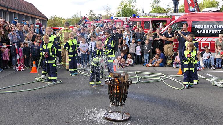 Der jüngste Nachwuchs der Haßfurter Feuerwehr löschte bei einer Schauübung ein Feuer.