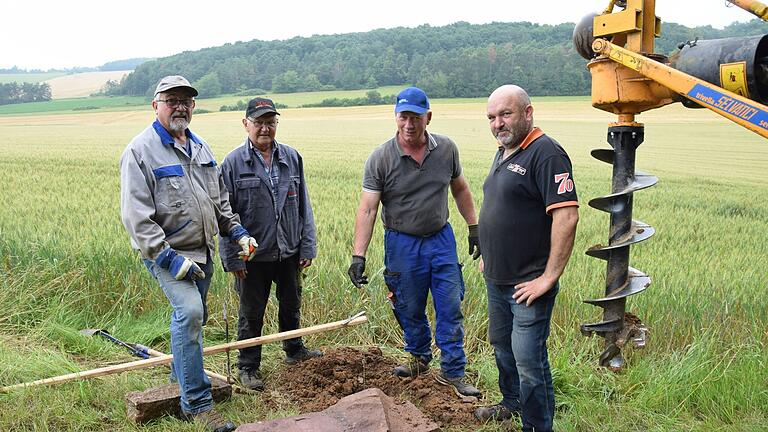 Feldgeschworene aus Rohrbach setzten gemeinsam mit den beiden Obmännern aus Karlburg und Rohrbach den letzten Grenzstein am Müllersberg / Mühlbacher Tal (von links): Fridolin Riedmann (Obmann Rohrbach), Roman Rauch, Theo Schick und Stefan Lamprecht (Obmann Karlburg).