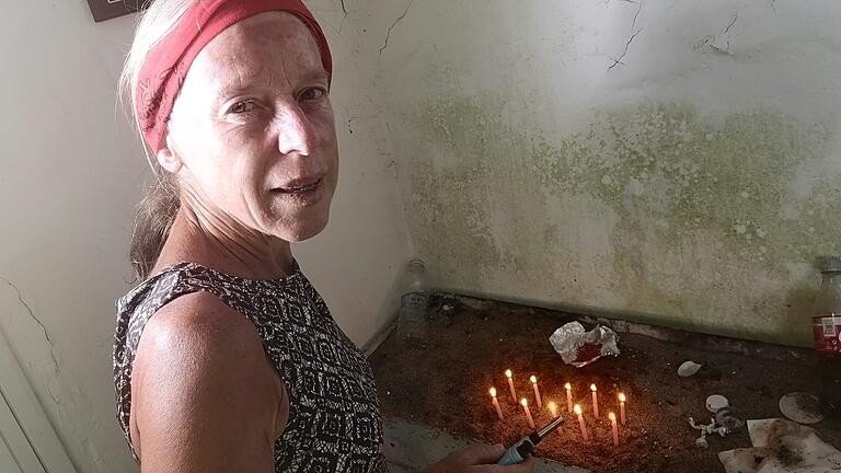 Marika und Bruno Heinlein zelebrieren auf dem 1200 Meter hohen Berg Sangas ein Ritual: Sie zünden eine Kerze in der Bergkapelle an.&nbsp; Die Läuferinnen und Läufer müssen ihn später bei Dunkelheit bezwingen.