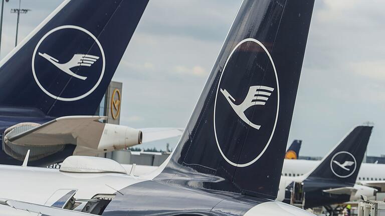 Lufthansa-Jets       -  Viel Betrieb für wenig Gewinn: Die Lufthansa-Kernmarke fliegt hinterher.