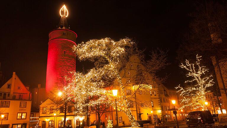 Bayerns größte Adventskerze leuchtet in Kitzingen. 39 Meter hoch ist der Marktturm, der sich mittels roter Beleuchtung und einer Flamme aus Lampen in eine riesige Kerze verwandelt.