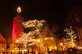Bayerns größte Adventskerze leuchtet wieder in Kitzingen. 39 Meter hoch ist der Marktturm, der sich mittels roter Beleuchtung und einer Flamme aus Lampen in eine riesige Kerze verwandelt. Bereits zum achten Mal ist die Aktion eine Attraktion in Kitzingen.