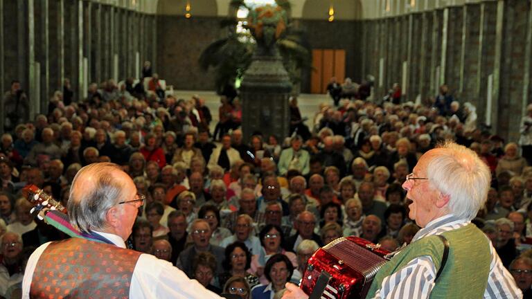 Edmund Seller (links) und Robert Bauch vermitteln Lebensfreude durch Singen. Foto: Werner Vogel       -  Edmund Seller (links) und Robert Bauch vermitteln Lebensfreude durch Singen. Foto: Werner Vogel