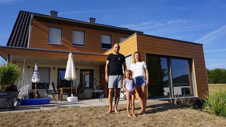 Martin Enders und Julia Rott mit Töchterchen Luna. Sie haben sich in Bischofsheim ein  modernes und zugleich gemütliches Eigenheim geschaffen.