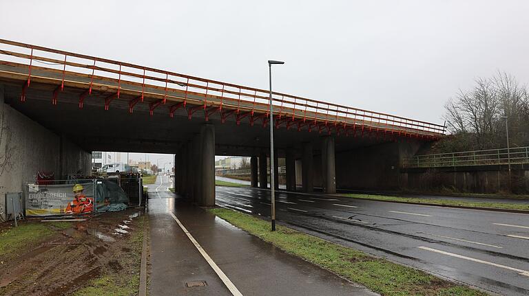 Neben den Straßen müssen auch viele Brücken im Stadtgebiet erneuert werden. Unterhalb der Autobahnbrücke am Schweinfurter Hafen lagern bereits Maschinen und Gerätschaften.