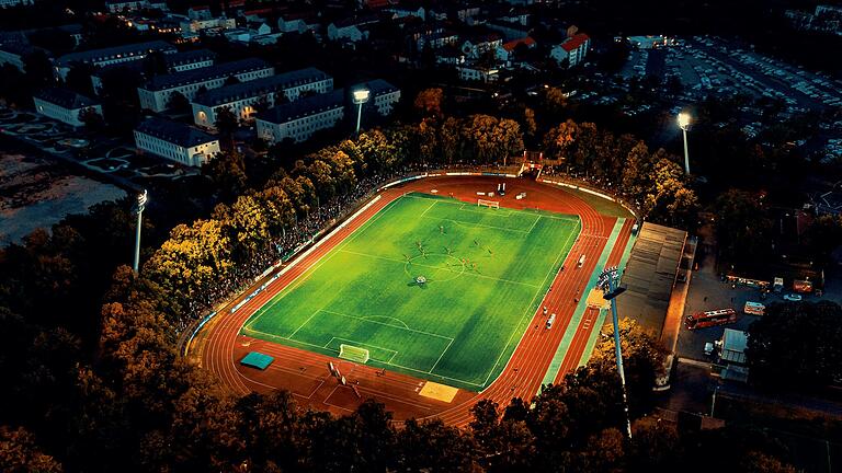 Ein Luftbild des Schweinfurter Sachs-Stadions. Hier werden auf der Anzeigetafel die Deutschlandspiele gezeigt.