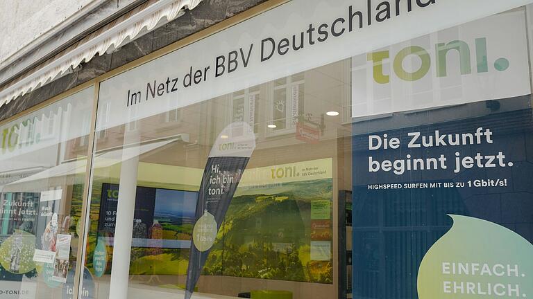 Wie hier in der Tauberbischofsheimer Hauptstraße präsentiert sich Toni, die BBV Deutschland. In der Umsetzung der Glasfaserverlegung im Landkreis knirscht es hingegen.