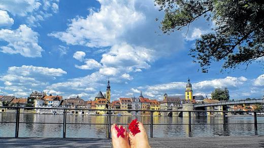 Platz eins: &bdquo;Entspanntes Kitzingen&ldquo; hat Stephanie Alsleben ihr Bild für den Fotowettbewerb genannt. &bdquo;Mein Foto zeigt die Skyline von Kitzingen, aus Sicht eines entspannten Bürgers, bei sommerlichen Temperaturen auf der Liege am gegenüberliegenden Mainufer&ldquo;, hat sie dazu geschrieben. Die Jury hat das überzeugt: Platz eins.