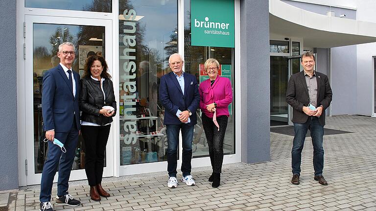 Als erster Mieter im MVZ-Gebäude zieht das Sanitätshaus Brünner ein, hier Carmen und Tilo Brünner (links), Claudia und Rudi Weigand sowie Bürgermeister Thomas Helbling (rechts).