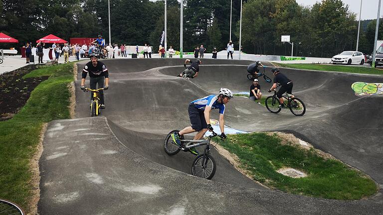 Den Bischofsheimer Pumptrack haben die Jugendlichen in Hammelburg als Vorbild vor Augen.