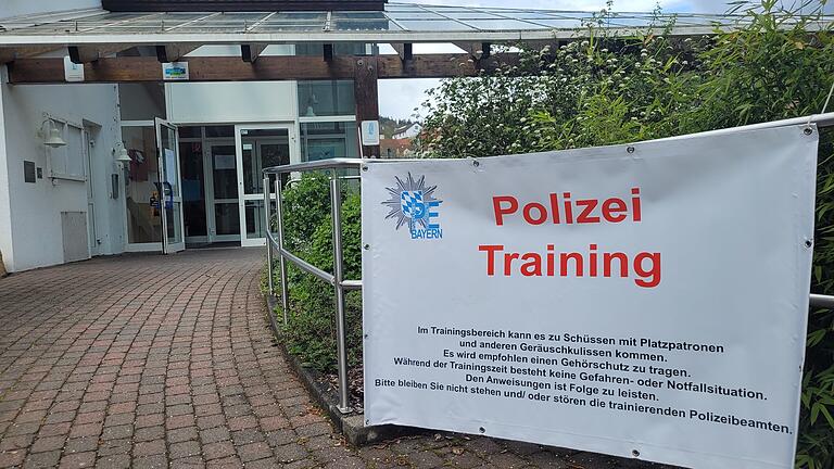 Polizei übt in der Therme Sinnflut Bad Brückenau Bedrohungslagen - Die Polizei übte am Mittwoch in der Therme Sinnflut in Bad Brückenau Bedrohungslagen. Dabei warnte sie auch vor Schreien und Knallgeräuschen. Polizei übt in der Therme Sinnflut Bad Brückenau Bedrohungslagen - Die Polizei übte am Mittwoch in der Therme Sinnflut in Bad Brückenau Bedrohungslagen. Dabei warnte sie auch vor Schreien und Knallgeräuschen.