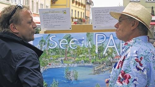 Viel erklären muss Peter Hauck (rechts), wenn er seine Ideen für die Umgestaltung des Freizeitparks in Etwashausen in der Fußgängerzone vorstellt. Sein Idee vom See im Park mit Bootsanlegestelle und Gastronomie kommt dabei meist gut an. Ob sie oder eine seiner weiteren Vorstellungen eine Chance hat, in die eigentlich fertigen Pläne für die Umgestaltung des Parks für die kleine Gartenschau 2011 einzugehen, ist allerdings eher offen. Immerhin sammelt er die Stimmen und Stimmungen und will die dem Stadtrat vorlegen.