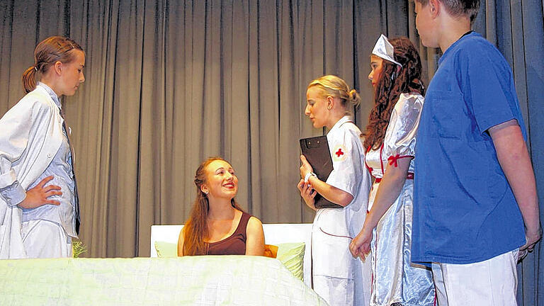 Unterhaltung am Krankenbett: Szene der Komödie &bdquo;Geldfieber&ldquo; der Realschul-Theatergruppe.