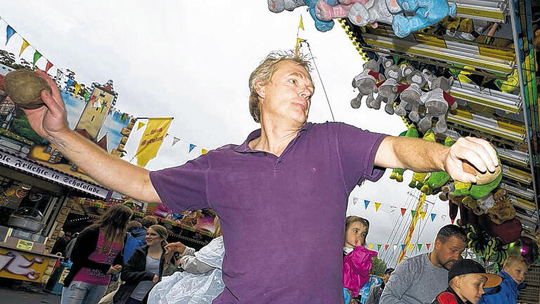 Luftnummer Bällewerfen: Jeder Wurf birgt hier die Gefahr der Schulterluxation.