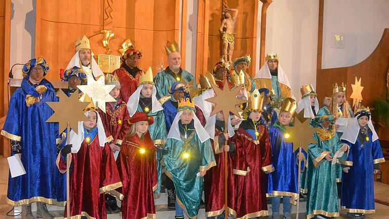 Nüdlinger Sternsingen vor ihrer Aussendung in der Kirche besuchten den Seniorentag. Foto: Arthur Stollberger       -  Nüdlinger Sternsingen vor ihrer Aussendung in der Kirche besuchten den Seniorentag. Foto: Arthur Stollberger