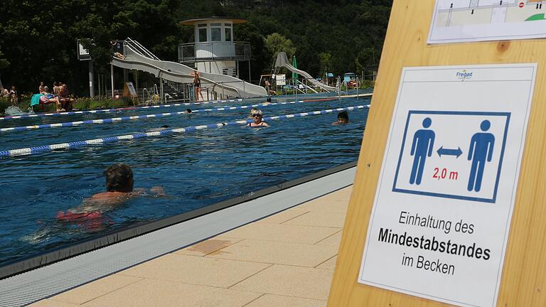 Schwimmen unter Corona-Bedingungen: Im Karlstadter Freibad wird an vielen Stellen auf die neuen Regeln hingewiesen.&nbsp;