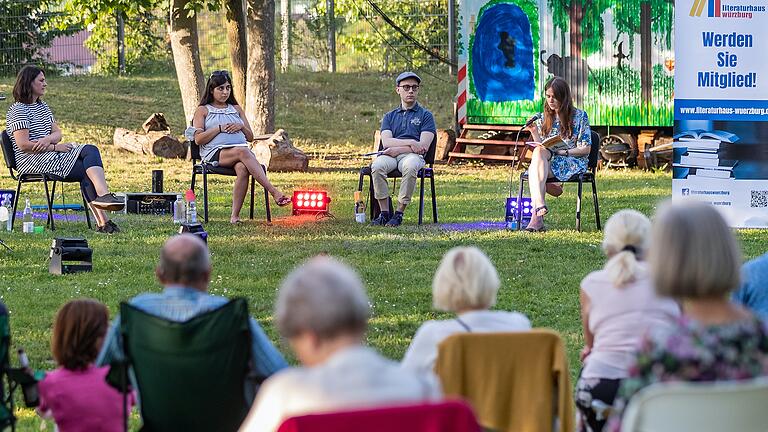 Wie schlägt sich die Corona-Pandemie in der Literatur nieder? Diese Frage wird zu Beginn des dritten Wochenendes von „Kultur ausm Hut“ beantwortet. Darüber haben sich Autorinnen und Autoren des Literaturhaus e.V. Gedanken gemacht, die sie in der Anthologie „Mainzeit 2020“ veröffentlicht haben. Eine Auswahl daraus tragen sie vor. Von links: Elena Riedel, Nargis Silva, Tobias Jennewein und Susan Barth