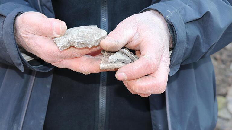 Die betagtesten Fundstücke auf dem Gelände. Archäologe Reiner Burkard schätzt das Alter dieser unscheinbaren Keramik-Grobware auf rund 7000 Jahre.