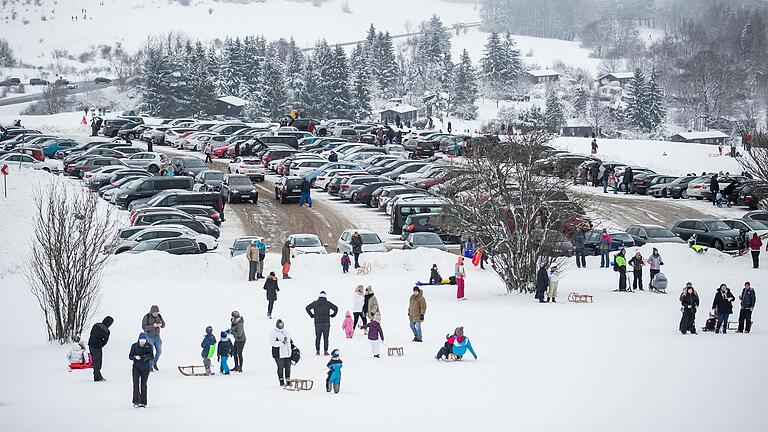 Flucht vor dem Pandemie-Blues: Im Winter 2020/2021 wurde die Rhön an manchen Tagen von Touristen regelrecht überrollt (Symbolbild). Ob auch heuer wieder ein solcher Massenansturm droht, darüber diskutieren die Fachleute trefflich.