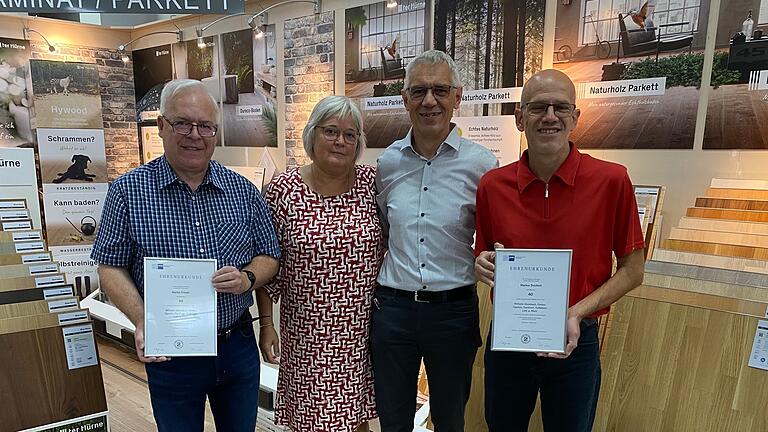 Zwei Mitarbeiterjubiläen bei Heimbach in Lohr. Das Foto zeigt (von links): Martin Friedel, Brigitte Heimbach, Burkhard Heimbach (Inhaber), Markus Deichert.