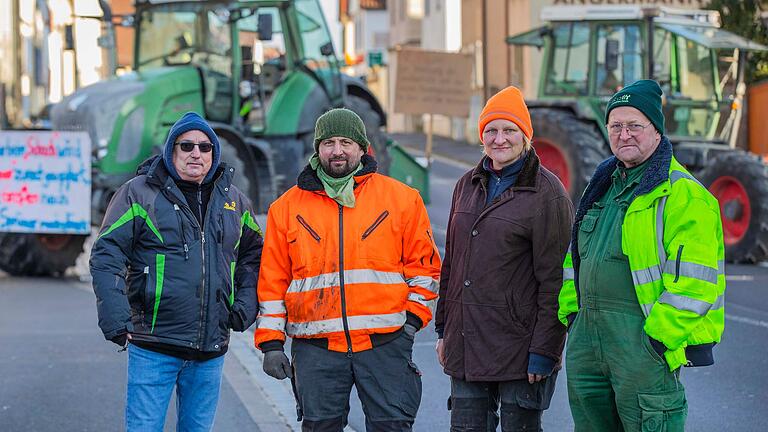 Überall in Unterfranken sind heute Traktoren auf den Straßen zu sehen. Die Landwirte protestieren so gegen die Maßnahmen der Bundesregierung. Auch auf der Bundesstraße B26 in Schweinfurt-Oberndorf standen die Traktoren. Unser Foto zeigt von links: Matthias Hollmach aus Gerolzhofen, Sven May, Kathrin May und Rudolf May (alle drei aus Oberndorf). Überall in Unterfranken sind heute Traktoren auf den Straßen zu sehen. Die Landwirte protestieren so gegen die Maßnahmen der Bundesregierung. Auch auf der Bundesstraße B26 in Schweinfurt-Oberndorf standen die Traktoren. Unser Foto zeigt von links: Matthias Hollmach aus Gerolzhofen, Sven May, Kathrin May und Rudolf May (alle drei aus Oberndorf).