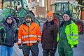 Überall in Unterfranken sind heute Traktoren auf den Straßen zu sehen. Die Landwirte protestieren so gegen die Maßnahmen der Bundesregierung. Auch auf der Bundesstraße B26 in Schweinfurt-Oberndorf standen die Traktoren. Unser Foto zeigt von links: Matthias Hollmach aus Gerolzhofen, Sven May, Kathrin May und Rudolf May (alle drei aus Oberndorf).