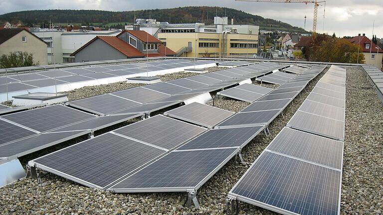 In Unternehmen treffen oft große Dachflächen auf einen hohen Strombedarf – ideal für Photovoltaikanlagen.