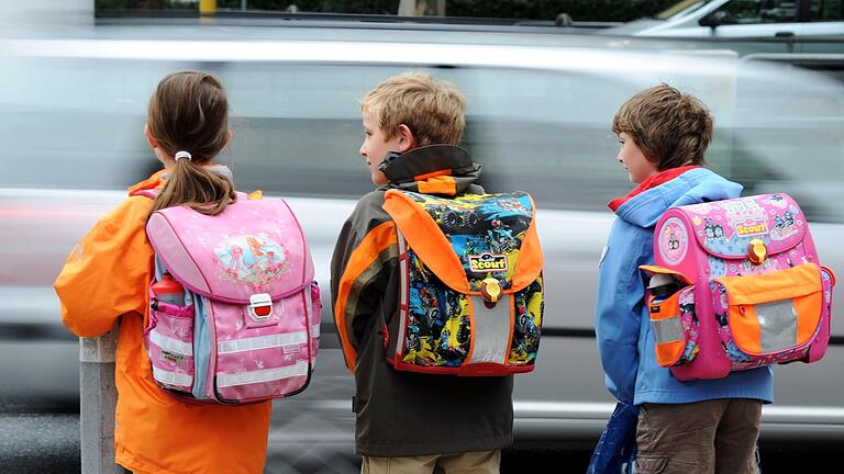 Am Dienstag beginnt wieder der Schulalltag für die Kinder und Jugendlichen. Symbolfoto: Arne Dedert/dpa - Am Dienstag beginnt wieder der Schulalltag für die Kinder und Jugendlichen. Symbolfoto: Arne Dedert/dpa Am Dienstag beginnt wieder der Schulalltag für die Kinder und Jugendlichen. Symbolfoto: Arne Dedert/dpa - Am Dienstag beginnt wieder der Schulalltag für die Kinder und Jugendlichen. Symbolfoto: Arne Dedert/dpa