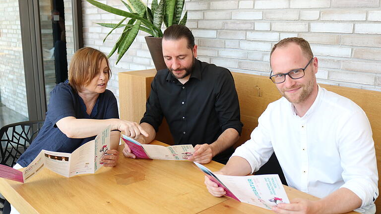 Ganz im Zeichen des Lesens steht das Kinder- und Jugendliteraturfestival, das Autorin Krystyna Kuhn, Kulturamts- und Stadthallenleiter Thomas Funck und der städtische Familien- und Jugendreferent Marcel Brunner (von links) organisiert haben. Ganz im Zeichen des Lesens steht das Kinder- und Jugendliteraturfestival, das Autorin Krystyna Kuhn, Kulturamts- und Stadthallenleiter Thomas Funck und der städtische Familien- und Jugendreferent Marcel Brunner (von links) organisiert haben.