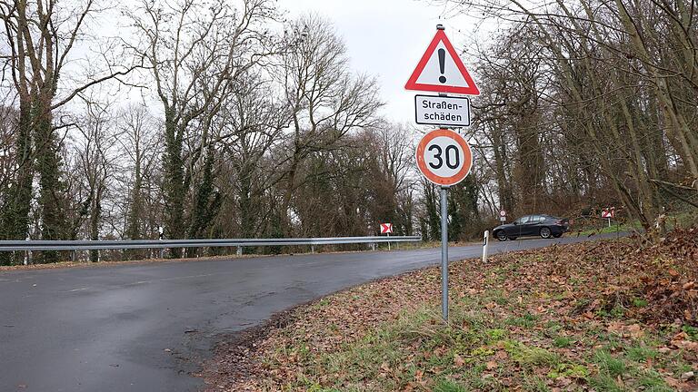 Auf zu Tode gefahrenem Asphalt geht es serpentinenartig zum 474 Meter hohen Gipfel des Schwanbergs.