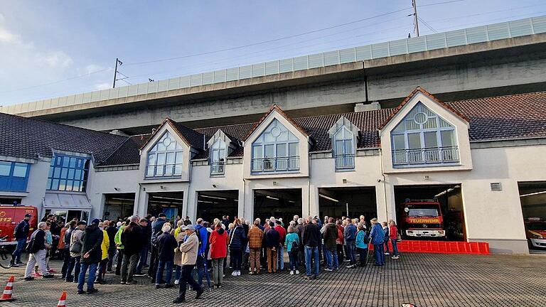 Bei der Station 1 des Info-Gangs der Gemeinde erfuhren 130 Interessierte Planungsdetails über die auf 3,8 Millionen Euro geschätzte Sanierung und Erweiterung des Feuerwehrhauses, für die noch heuer die Baugenehmigung eingereicht werden soll.