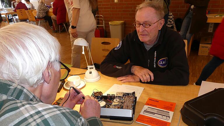 Fachsimpeln über 'gute alte Zeiten', als es noch Fachwerkstätten in Schweinfurt und die 'Schlager der Woche' gab, gehören zum Repair-Cafe dazu. Wolfgang Siebenson und 'Reparierer' Georg Pfennig nutzen die gemeinsame Zeit. Fachsimpeln über 'gute alte Zeiten', als es noch Fachwerkstätten in Schweinfurt und die 'Schlager der Woche' gab, gehören zum Repair-Cafe dazu. Wolfgang Siebenson und 'Reparierer' Georg Pfennig nutzen die gemeinsame Zeit.